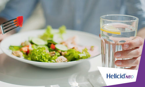 Pijte dostatek vody a jezte menší porce